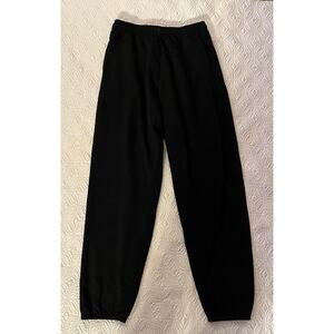 Athletic black sweatpants
Size medium 
Excellent condition 
￼